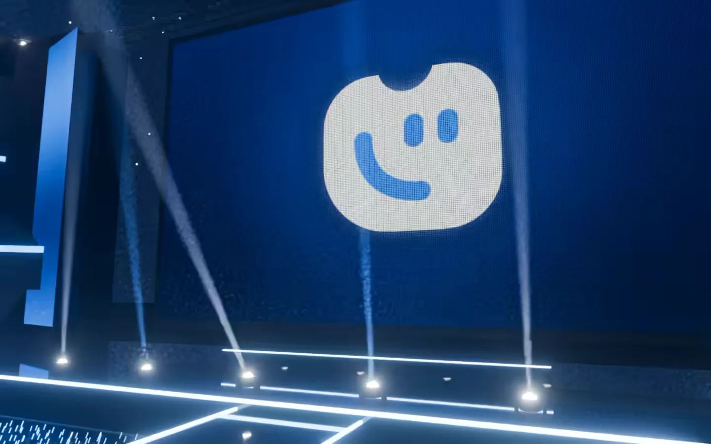 푸른 무대 조명 사이 LED 화면에 뜬 티키팅 로고 (3D 렌더)